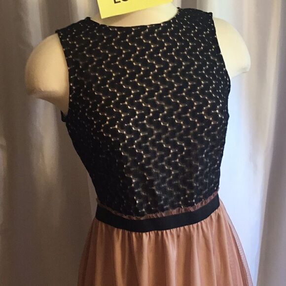 Sleeveless dress by SPEECHLESS lace top, tule skrt - Picture 4 of 15